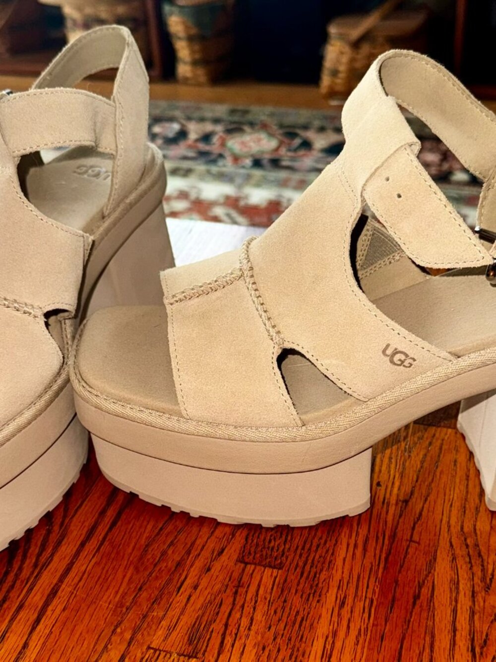 New UGG New Heights Platform T-Strap Sandal in Mustard Seed Women’s Size 9